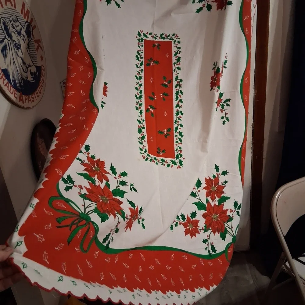 Vtg Christmas Scalloped Hem Tablecloth 50x68